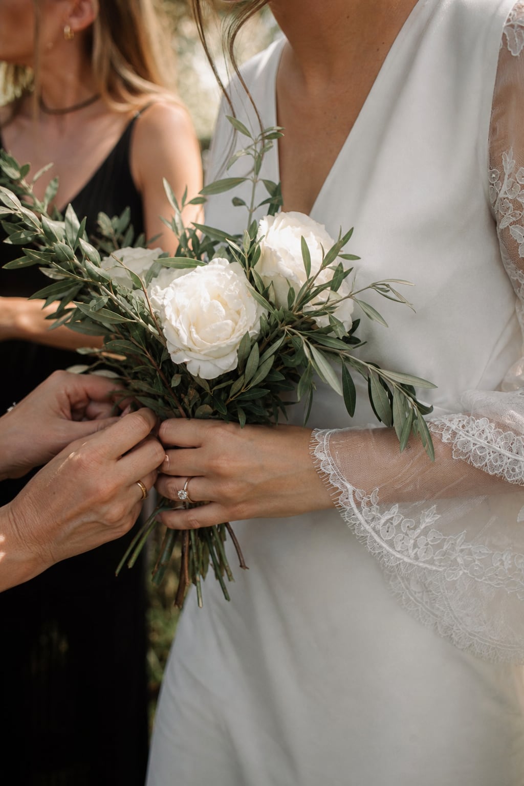 Ramo de novia con rosas blancas y ramas de olivo
