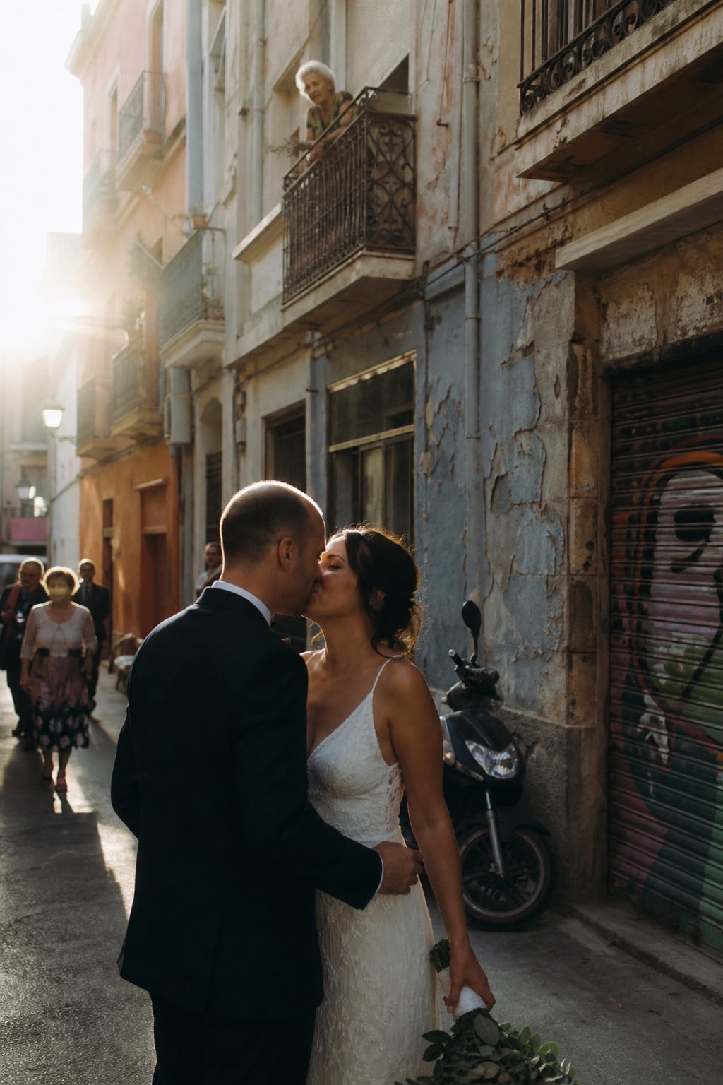 Pareja besándose en una calle estrecha del barrio del Carmen, Valencia