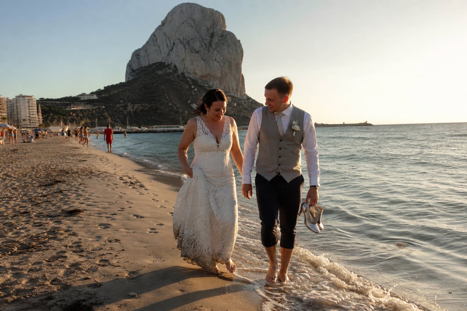 Retrato de boda en la playa de Calpe con el Peñón de Ifach al fondo