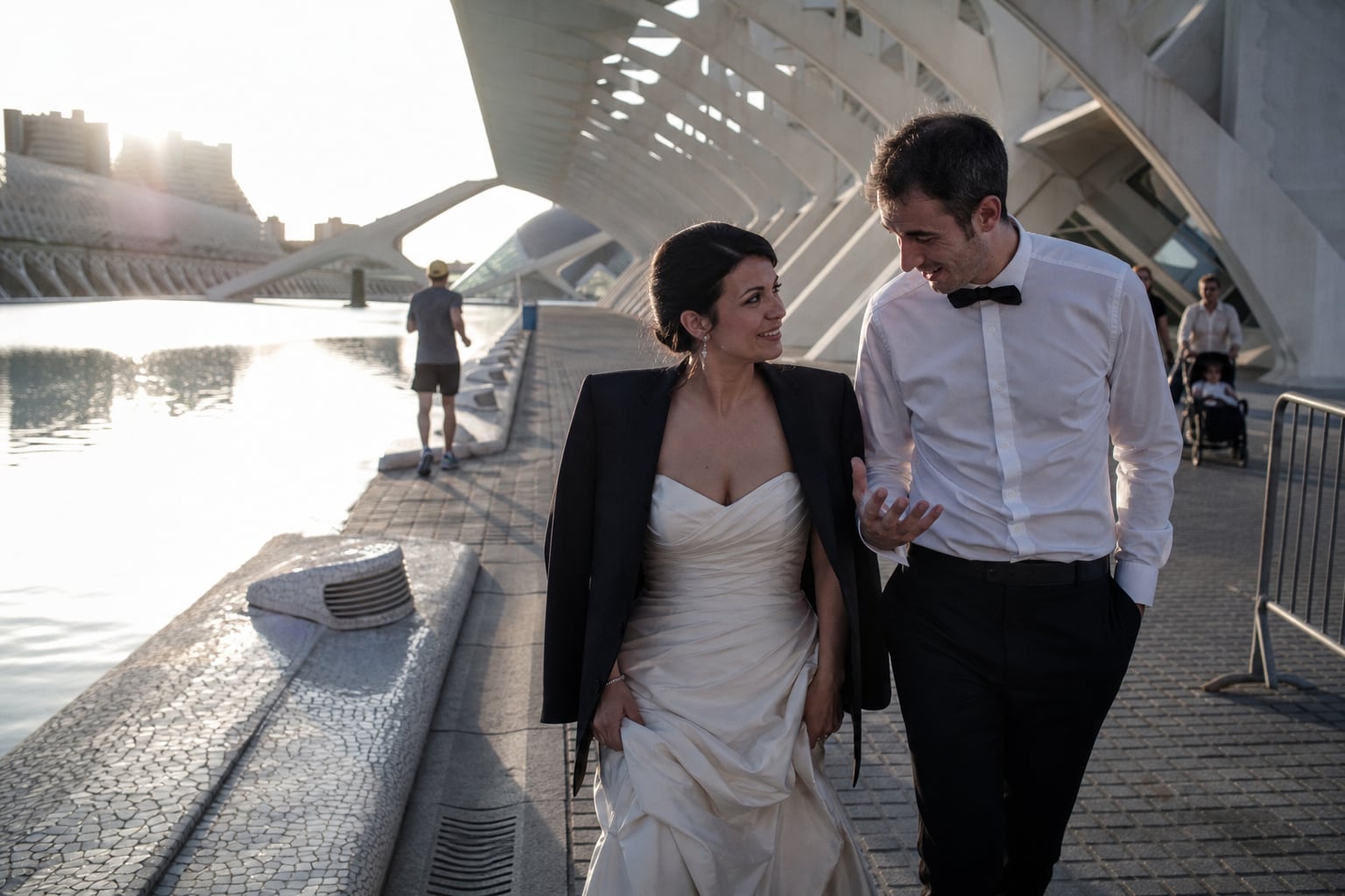 Recién casados junto a los arcos blancos de la Ciudad de las Artes y las Ciencias de Valencia