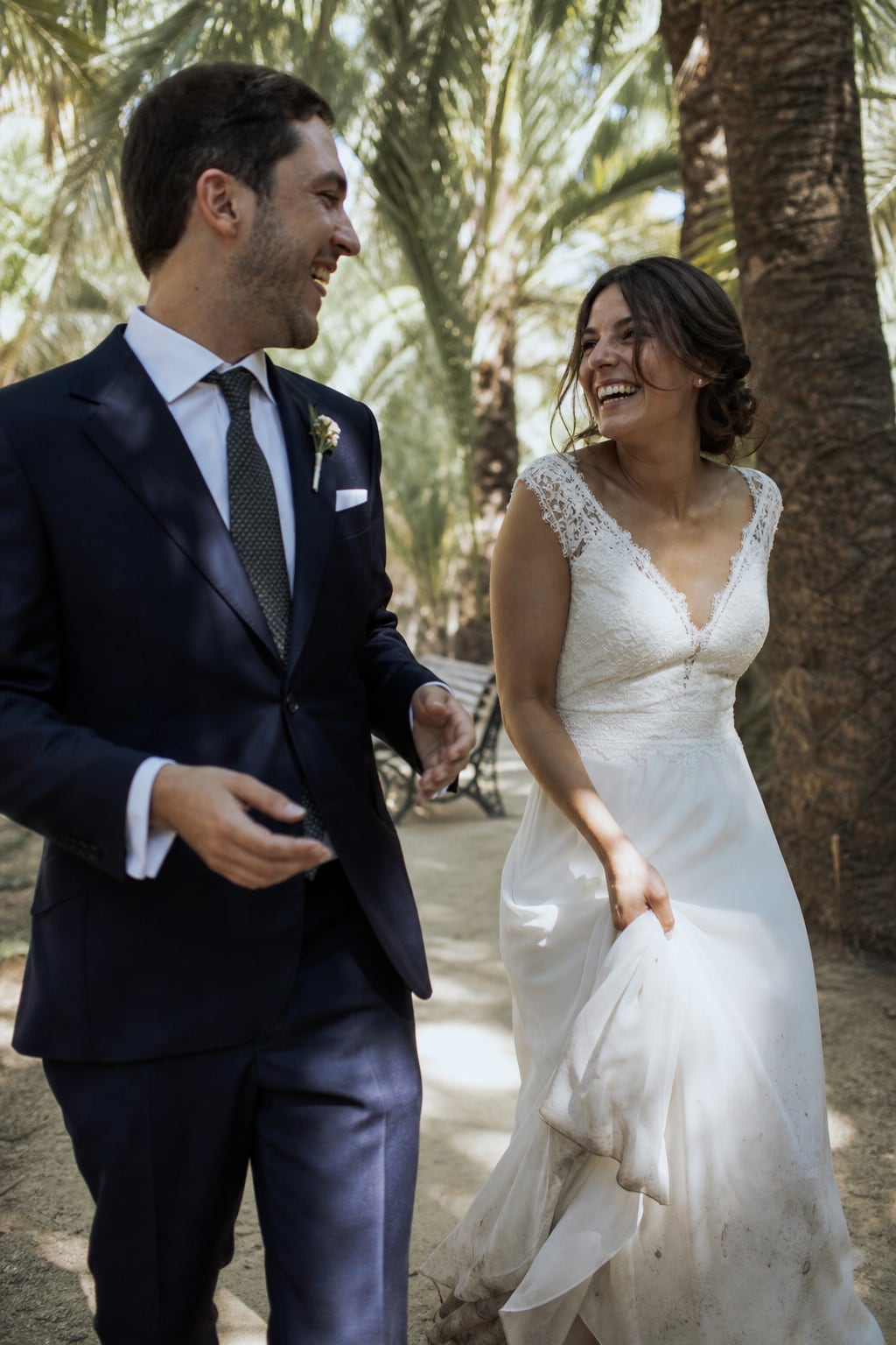 Novios bajo las palmeras del Palmeral de Elche