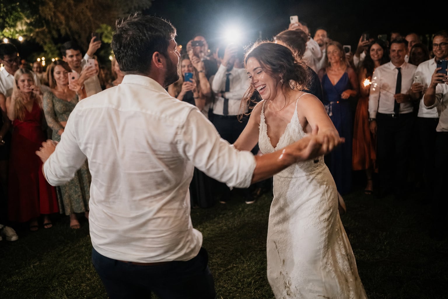 Primer baile de noche, con los invitados grabando con el móvil, en una boda en España